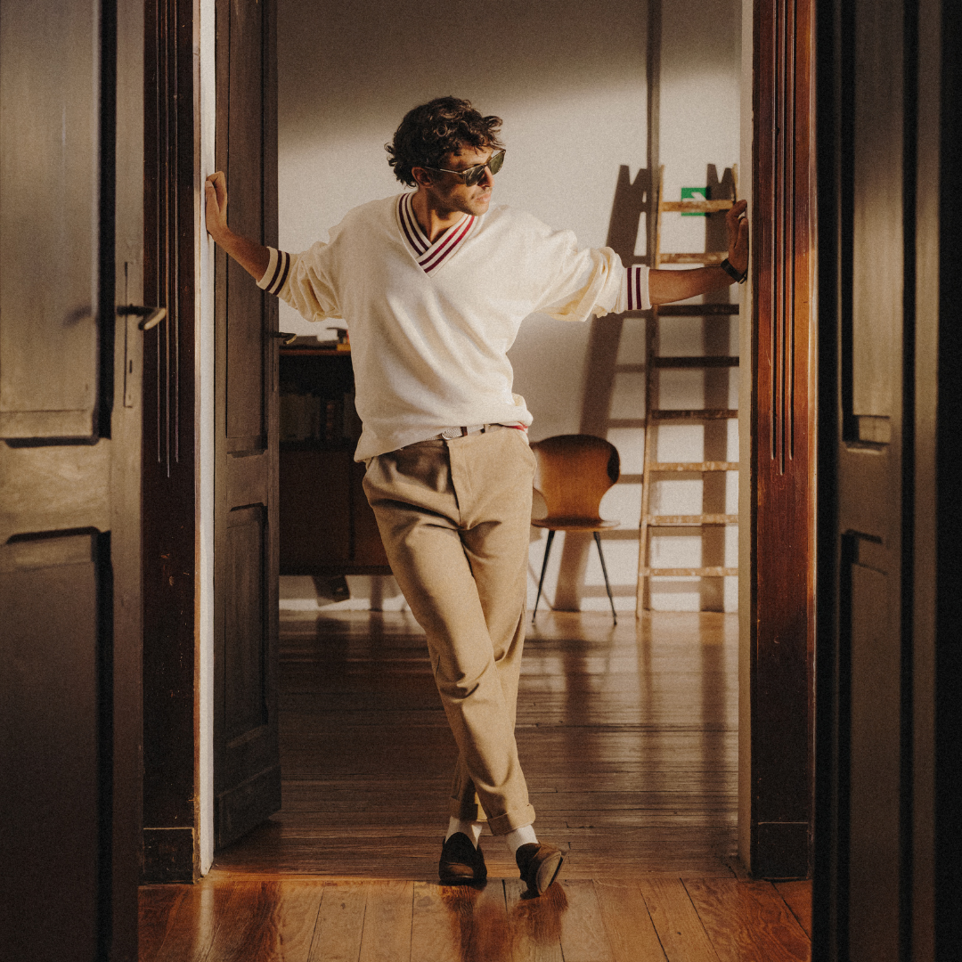 Vintage Club V-Neck Sweatshirt - Panna / Burgundy Trim